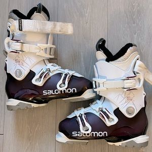 Women’s Salomon ski boots size 24-2.4 (7-7.5) purple and white